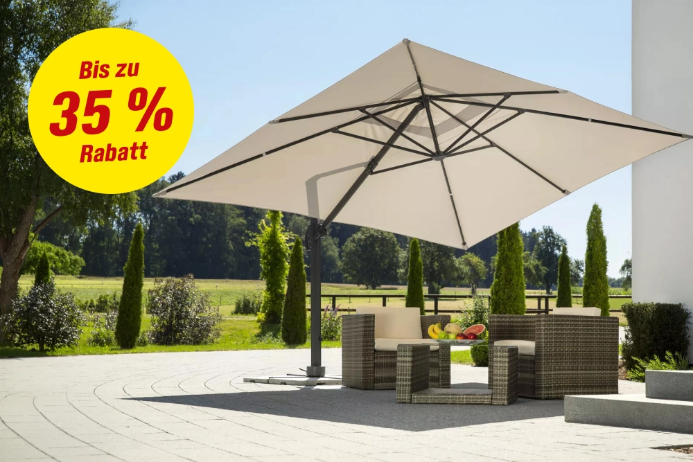 Gartenmöbel unter einem großen Ampelschirm auf der Terrasse.